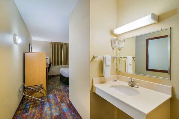  - Americas Best Value Inn Fargo - I-29, Exit 64