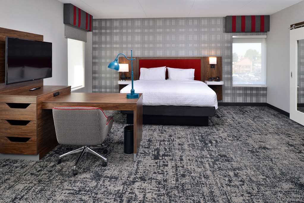 Hampton Inn & Suites Greensboro Downtown Room Type - 1 KING MOB HR ACC RI SHWR