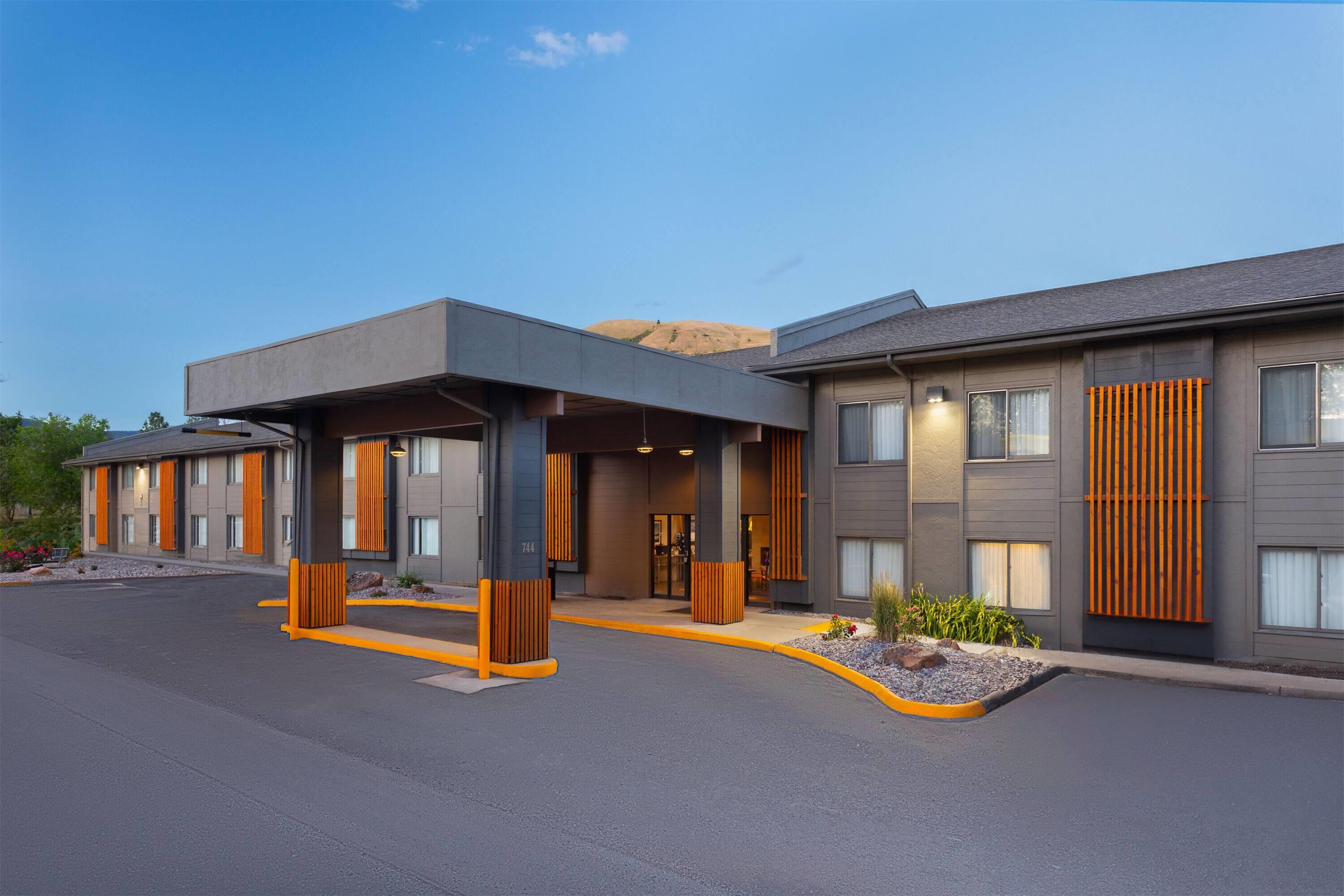 Exterior | Days Inn and Suites by Wyndham Downtown Missoula-University