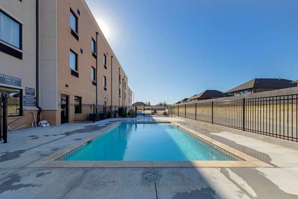 Pool - Comfort Inn & Suites Harrah