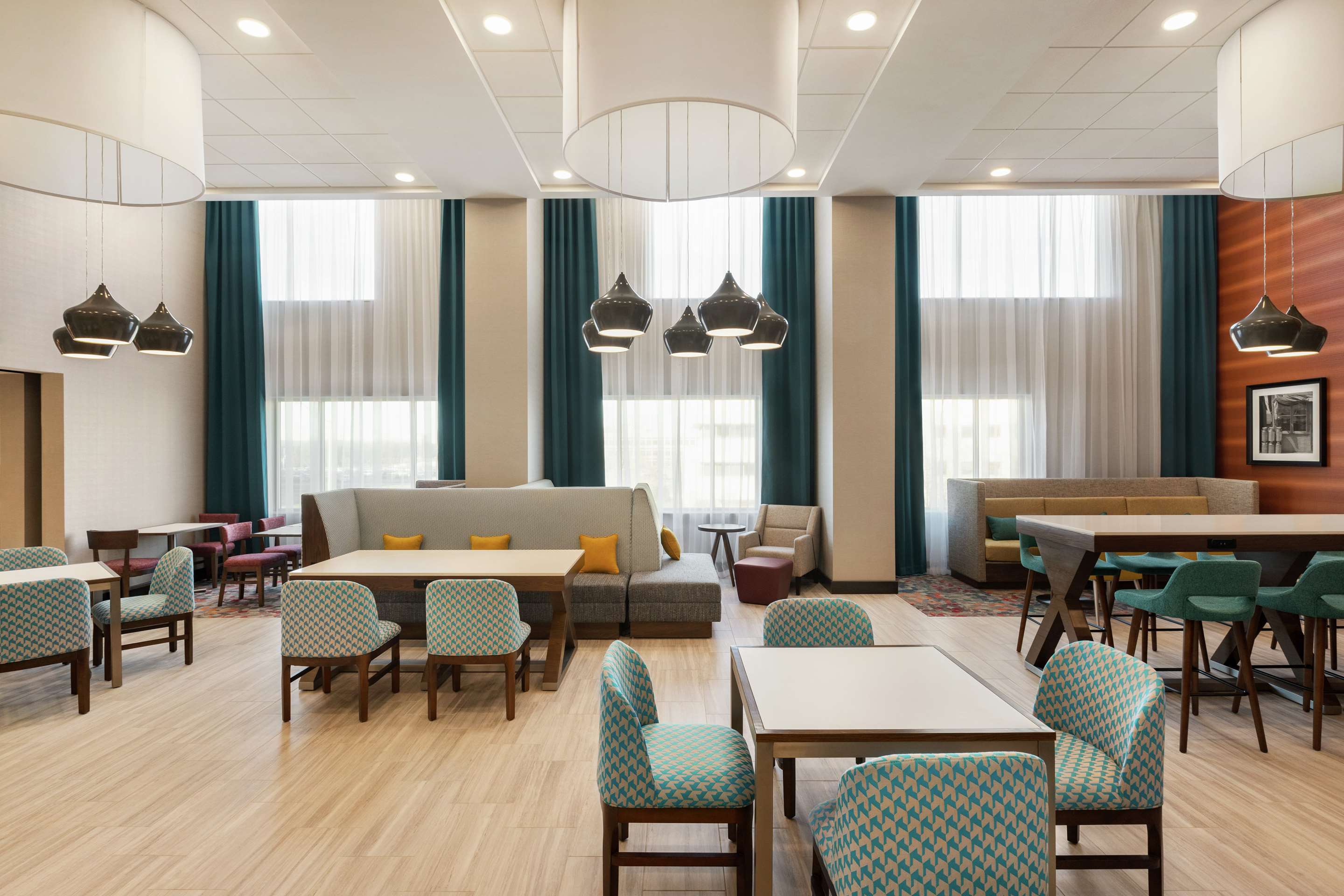 Breakfast Area | Hampton Inn Indianapolis Downtown IUPUI