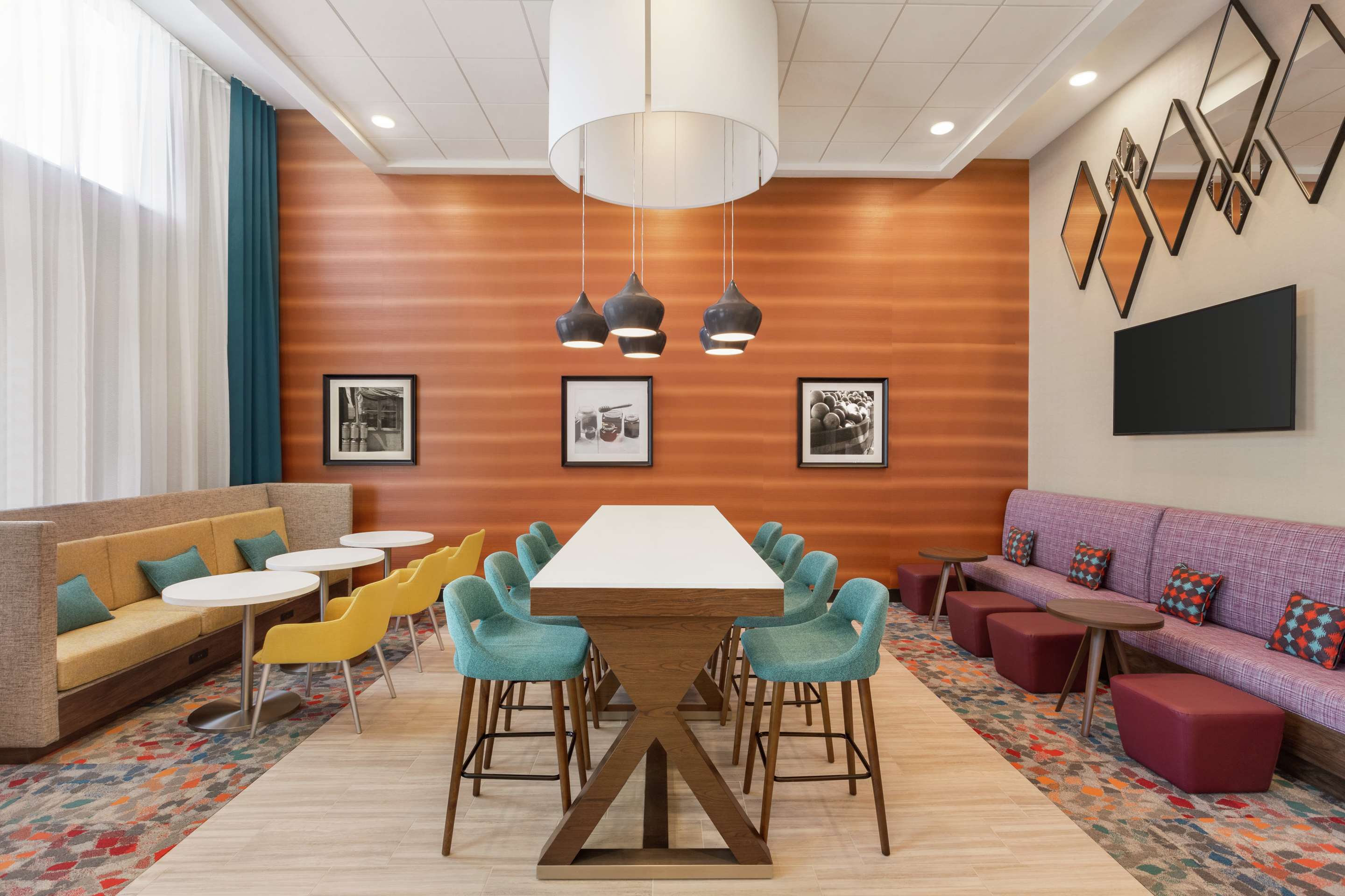 Breakfast Area | Hampton Inn Indianapolis Downtown IUPUI