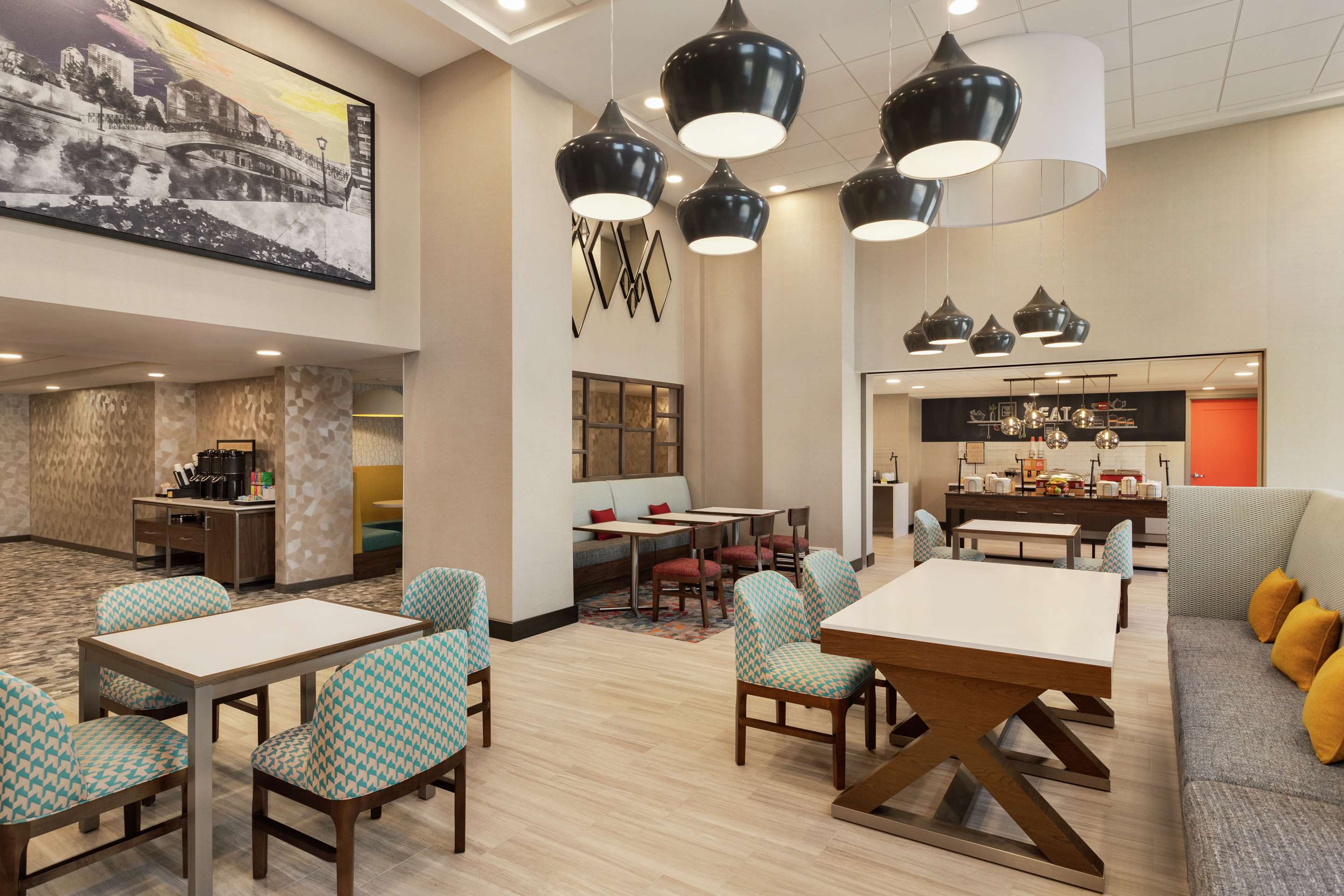 Breakfast Area | Hampton Inn Indianapolis Downtown IUPUI