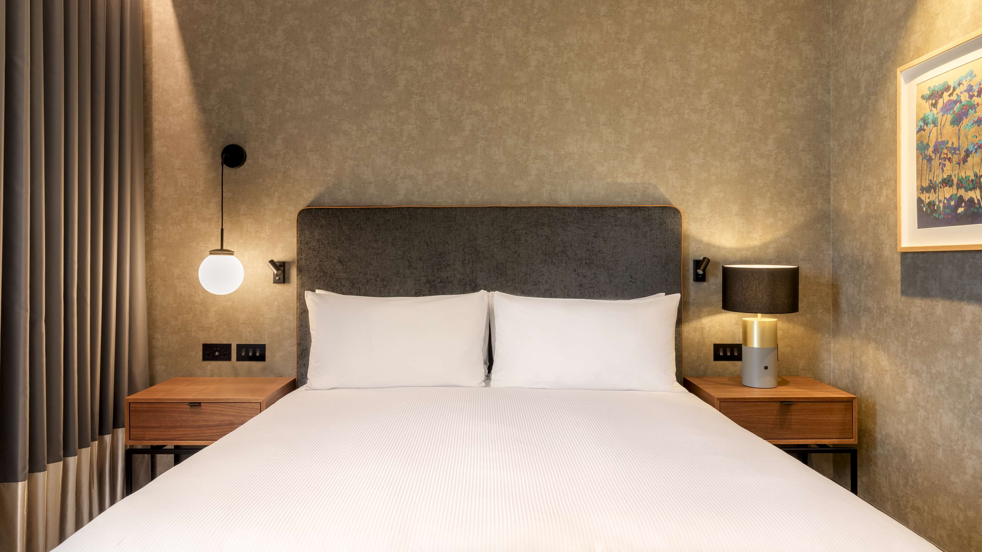 Hilton Woking Room Type - Deluxe King Room