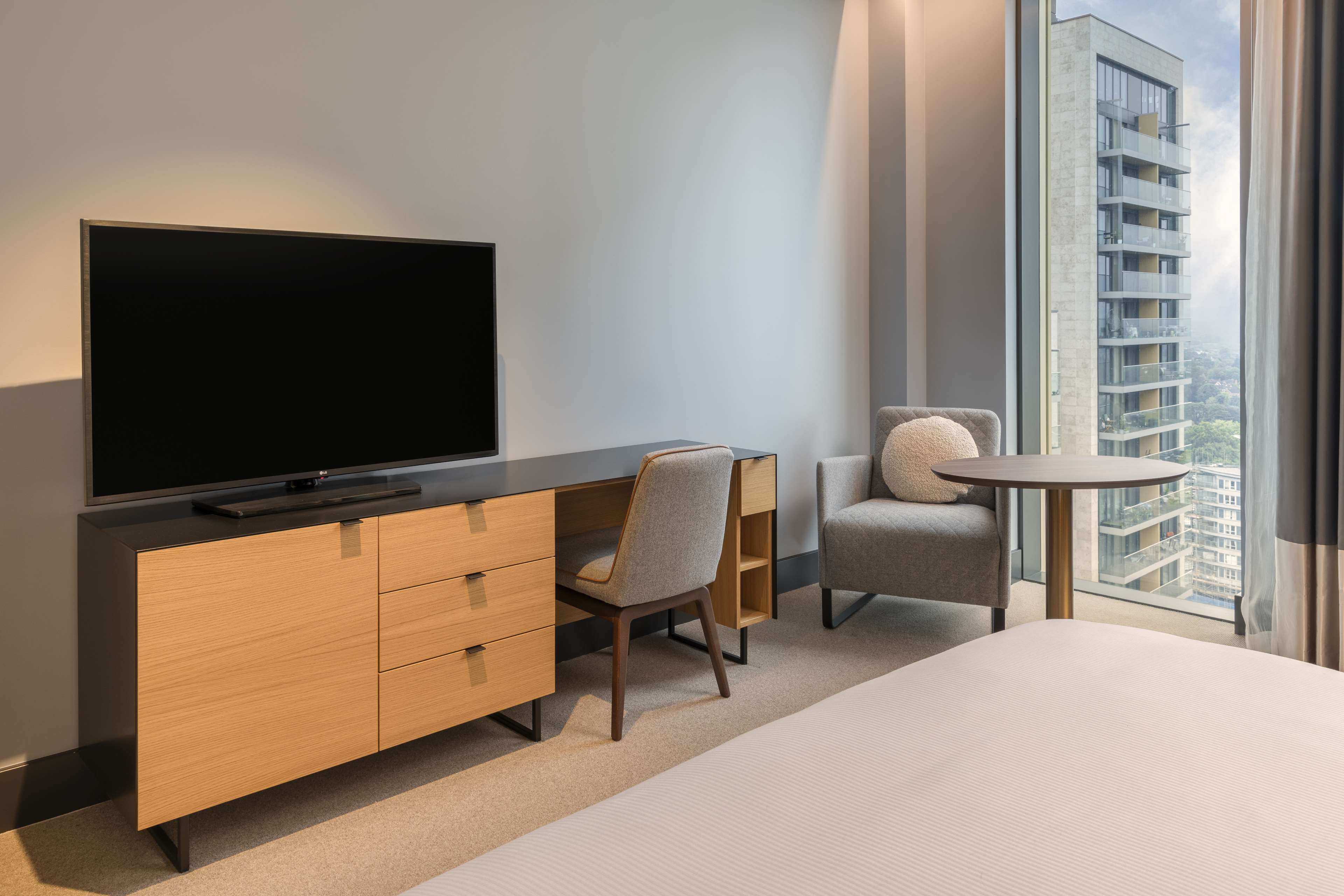 Hilton Woking Room Type - KING EXEC ROOM W SOFA BED