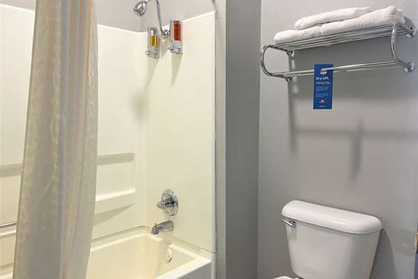  - Days Inn Bicentennial Road North Little Rock - I-40, Exit 142