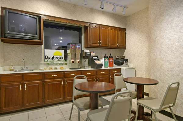 - Days Inn Bicentennial Road North Little Rock - I-40, Exit 142
