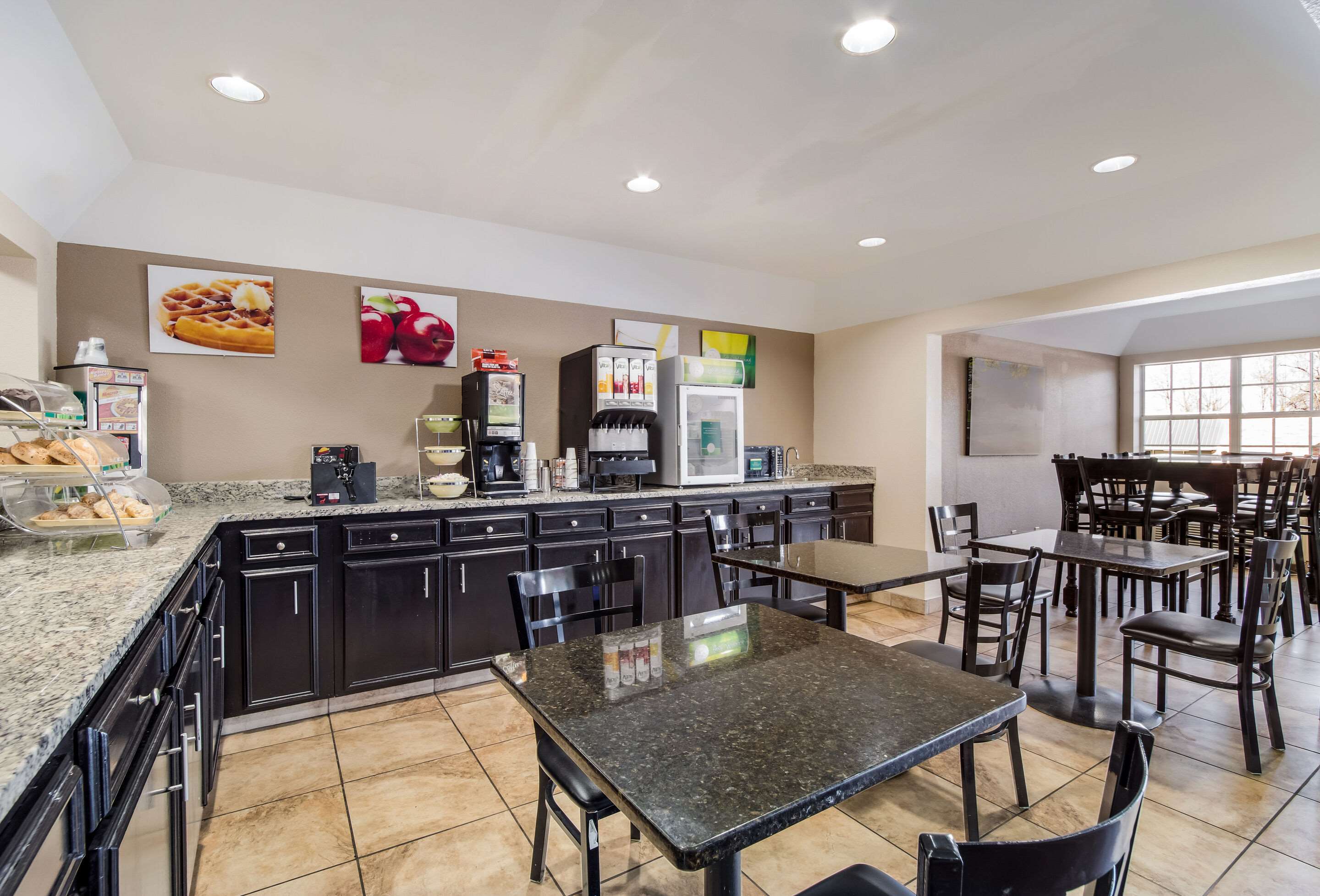 Breakfast area | Quality Inn & Suites Fort Gordon