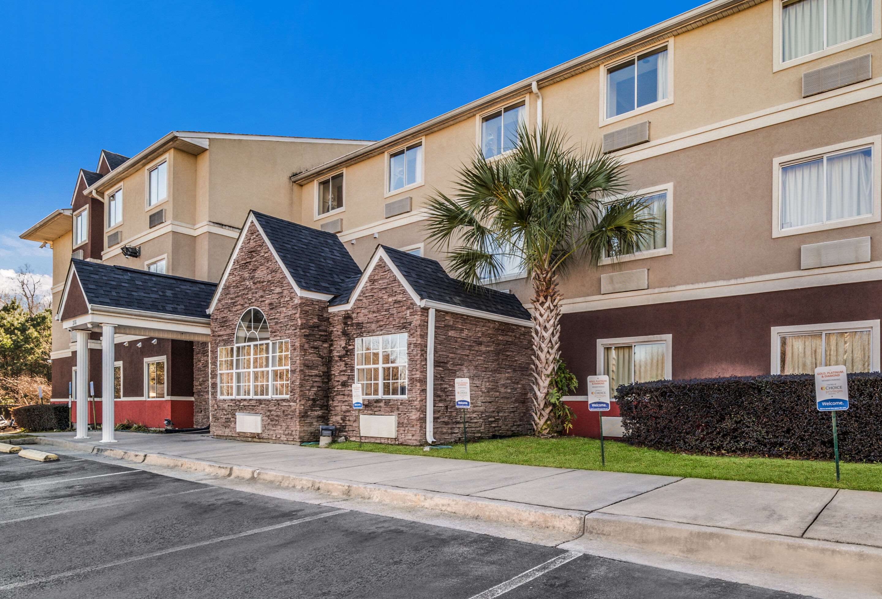Hotel entrance | Quality Inn & Suites Fort Gordon