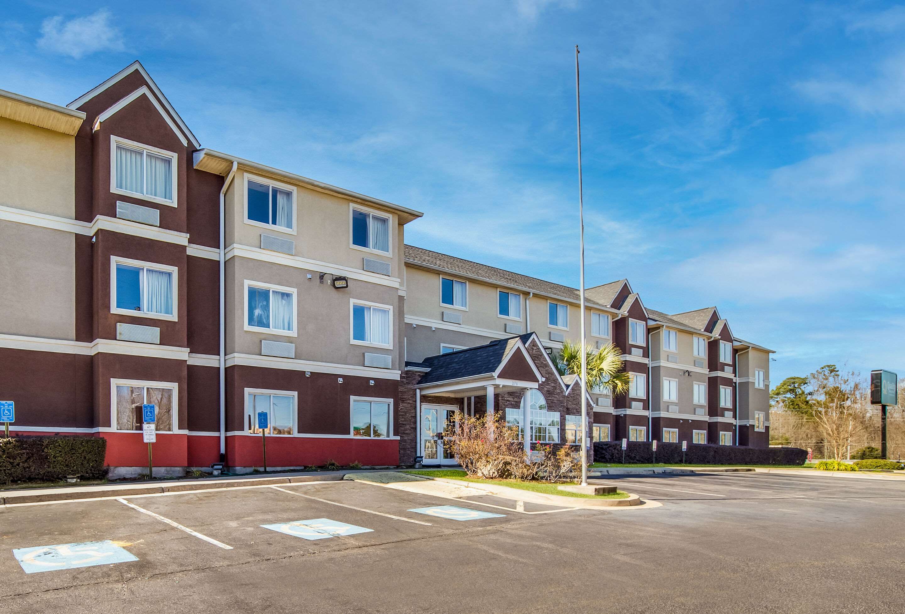 Hotel entrance | Quality Inn & Suites Fort Gordon