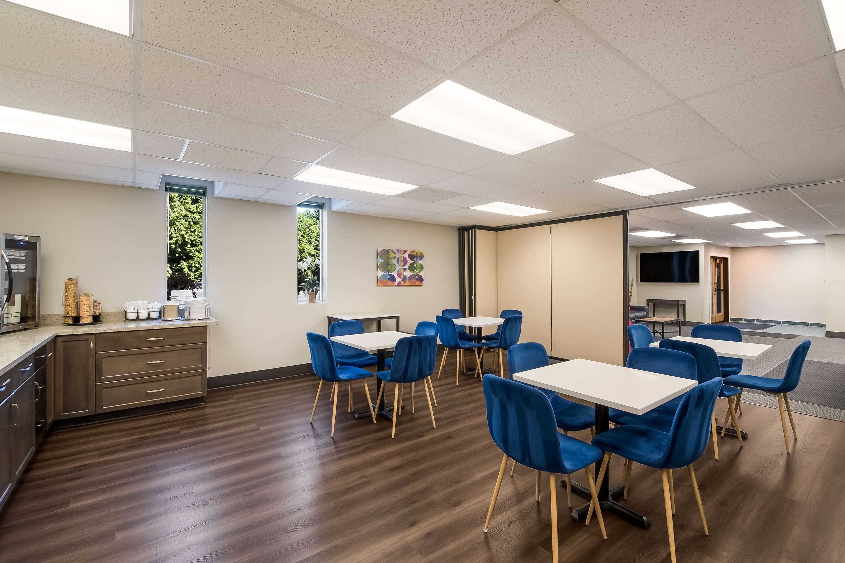 BreakfastArea | Surestay Plus Hotel By Best Western Seatac Airport