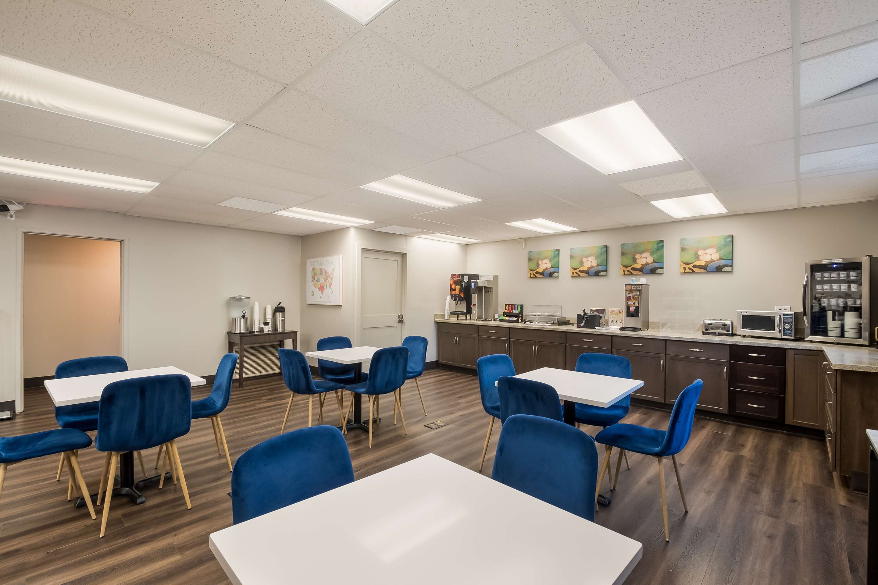BreakfastArea | Surestay Plus Hotel By Best Western Seatac Airport