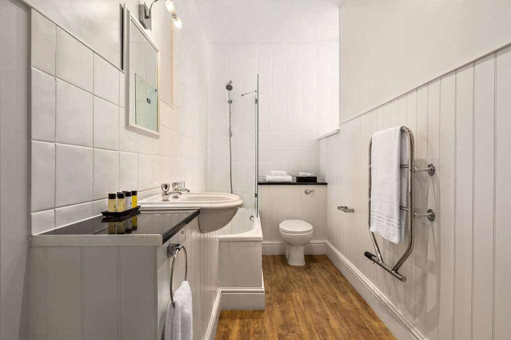 WYNDHAM TRENYTHON MANOR-guestroom-Guest Room,Bathroom,On-Site.jpg