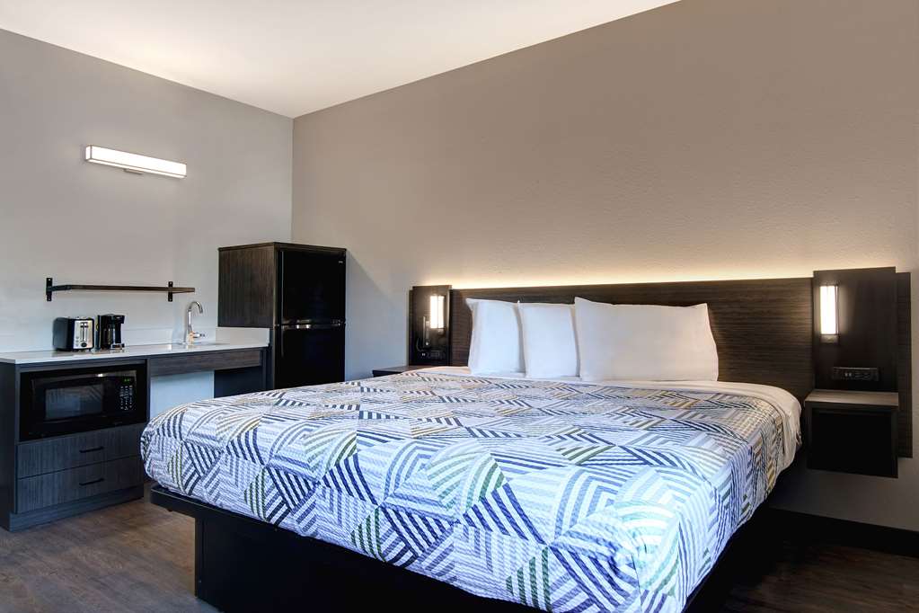 STUDIO 6 PENSACOLA, FL- WEST I-10-guestroom-Guest Room,On-Site.jpg
