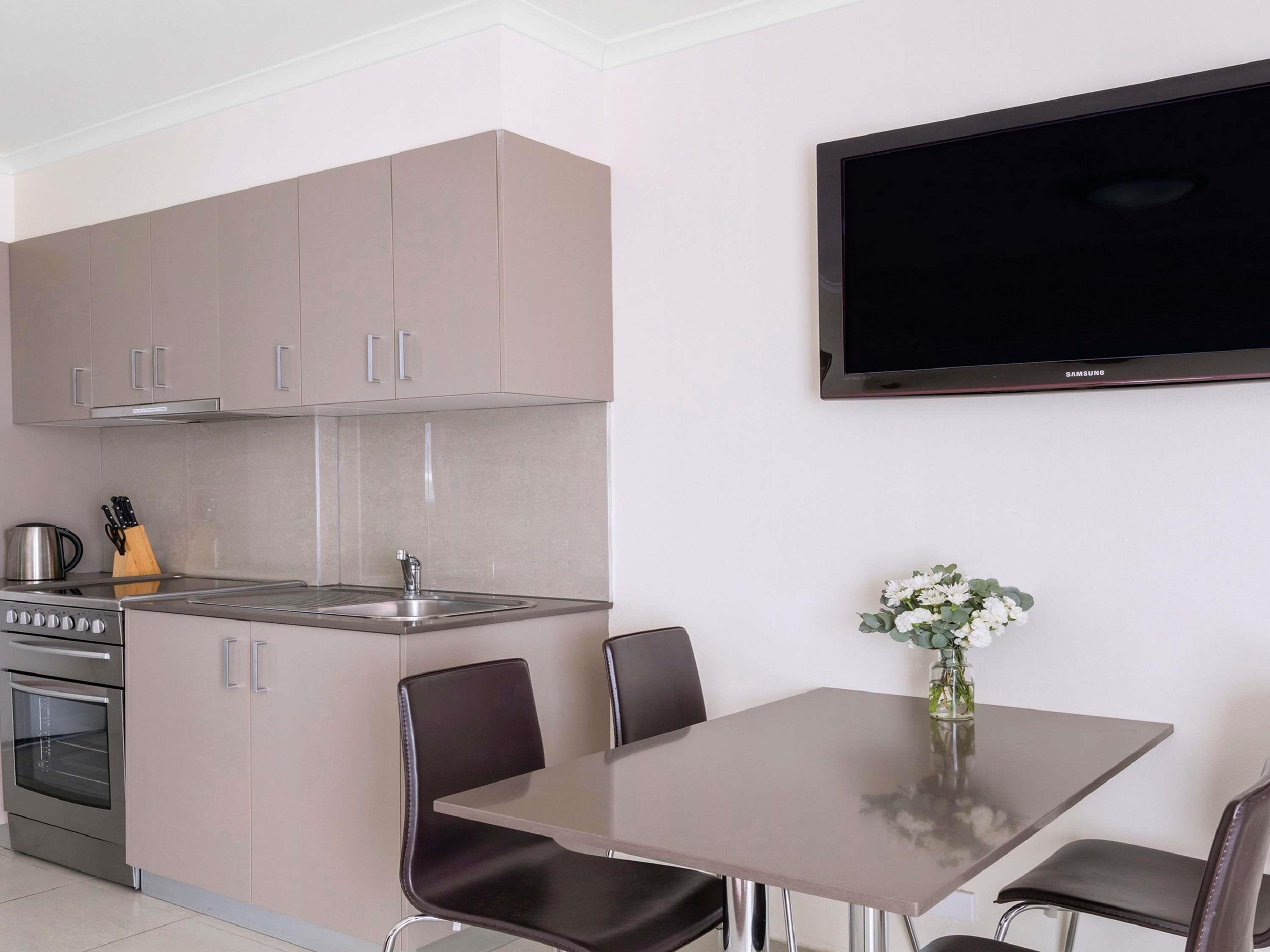 BreakFree Queanbeyan Room Type - One Bedroom Apartment 1 Queen & 1 Single Bed