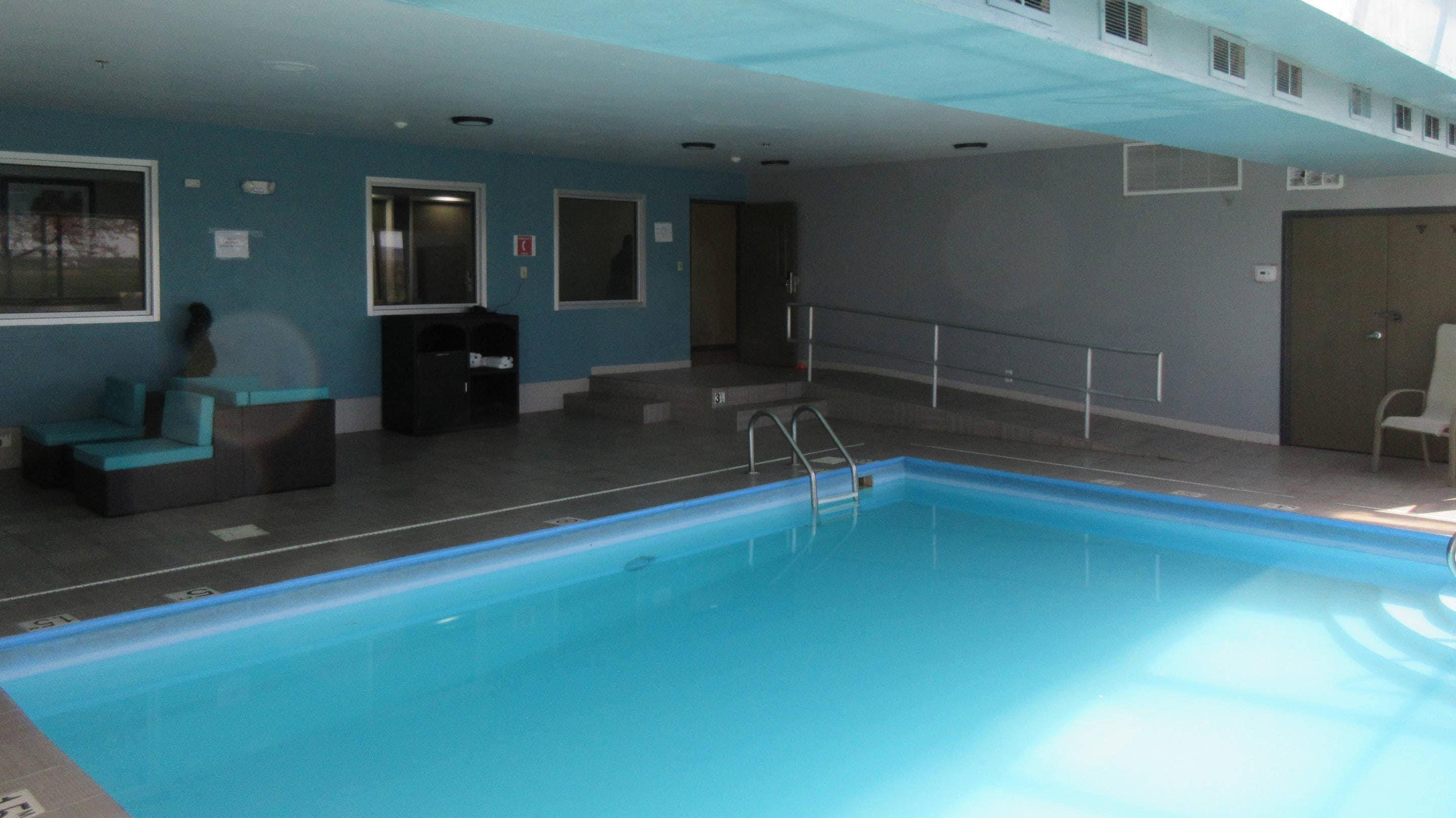 Indoor pool | Clarion Pointe Evansville North