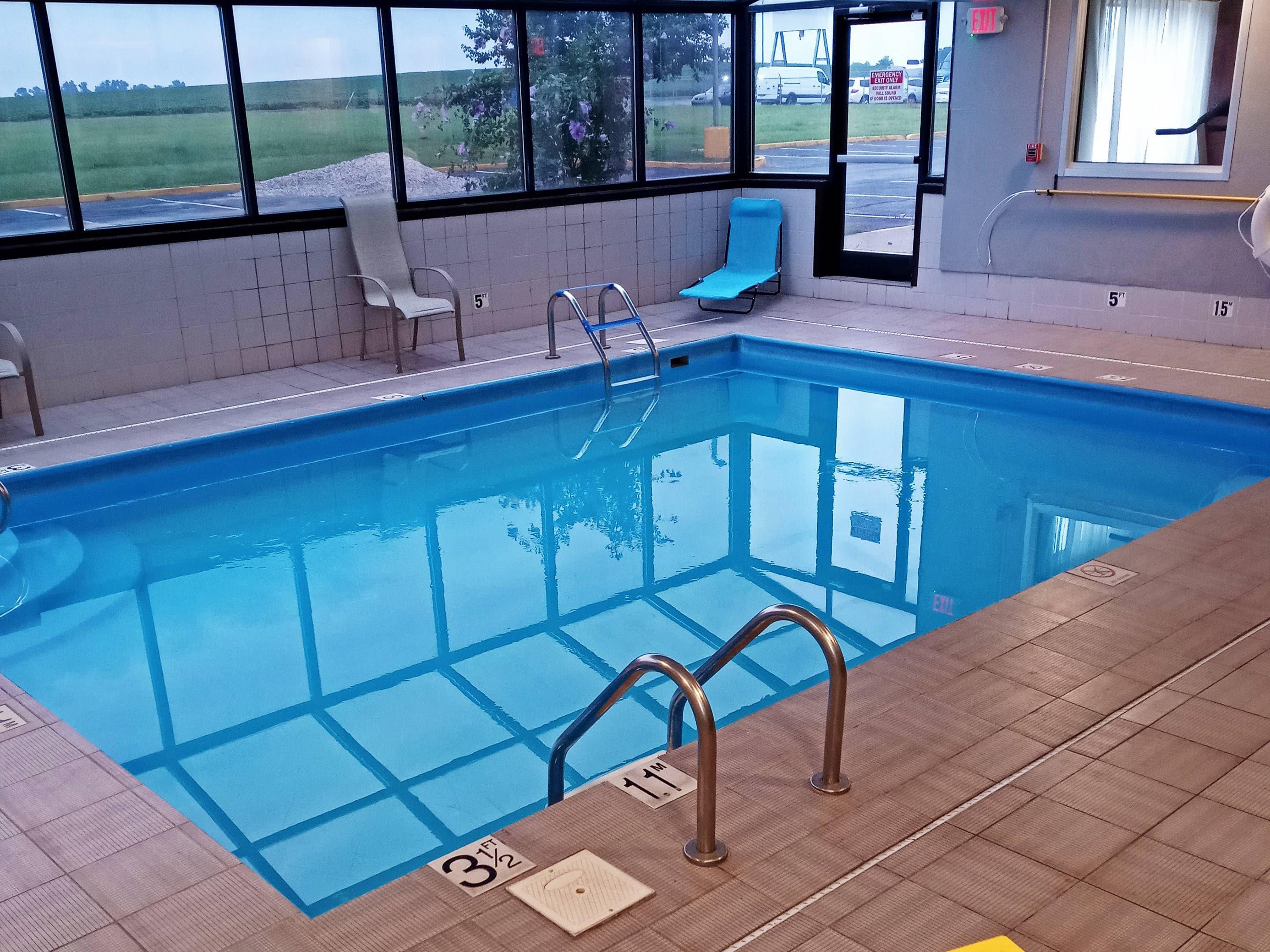 Indoor pool | Clarion Pointe Evansville North