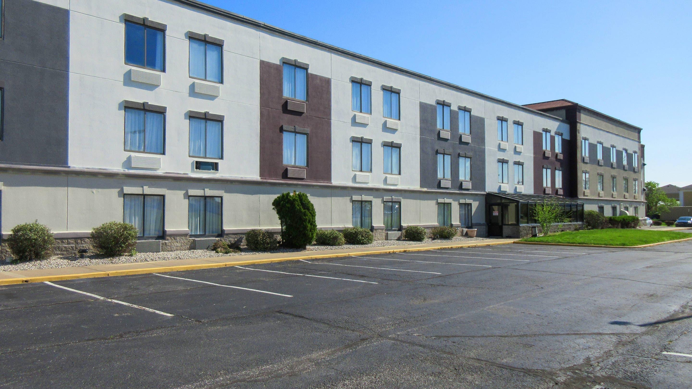 Hotel exterior | Clarion Pointe Evansville North