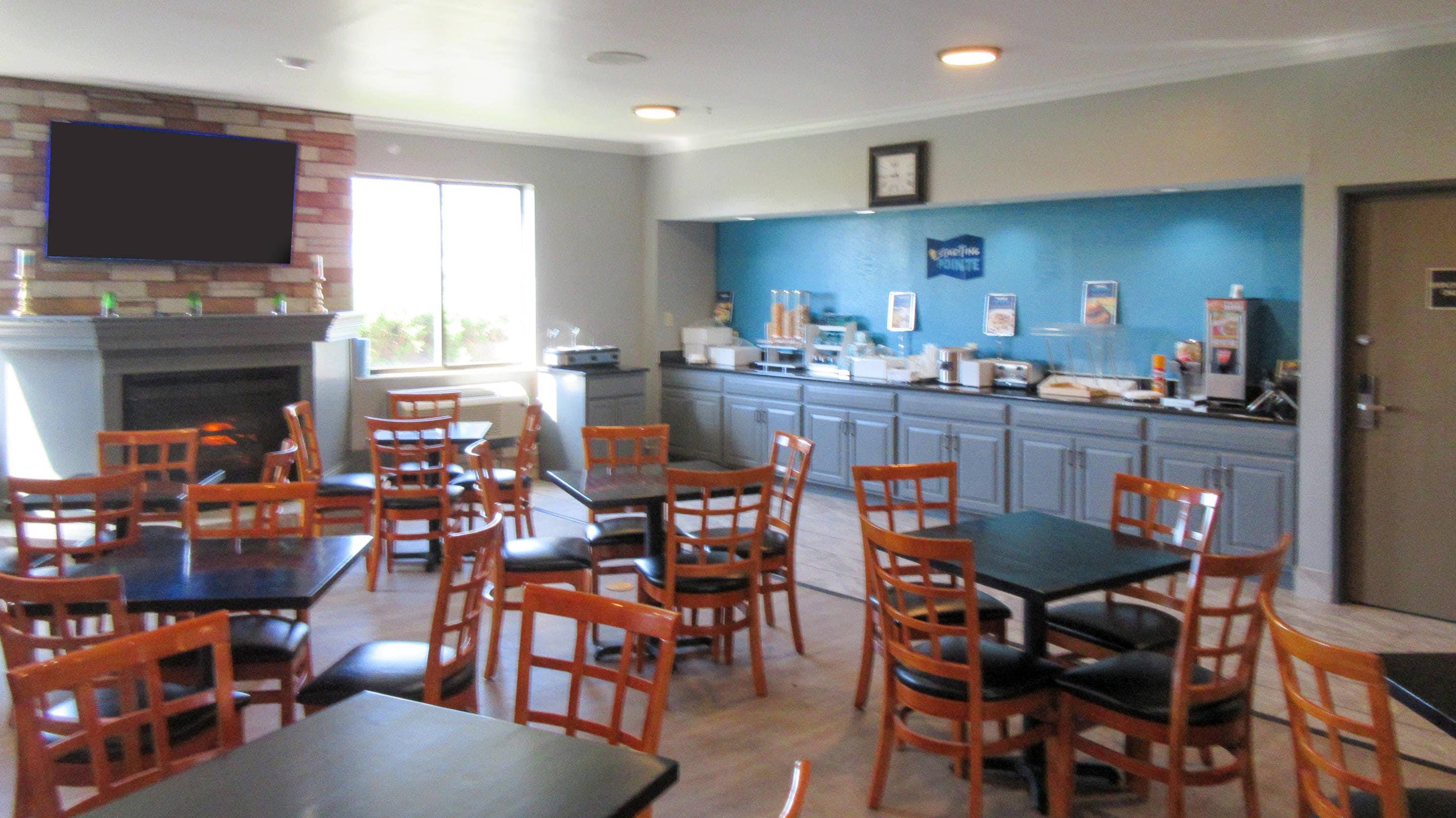 Breakfast area | Clarion Pointe Evansville North