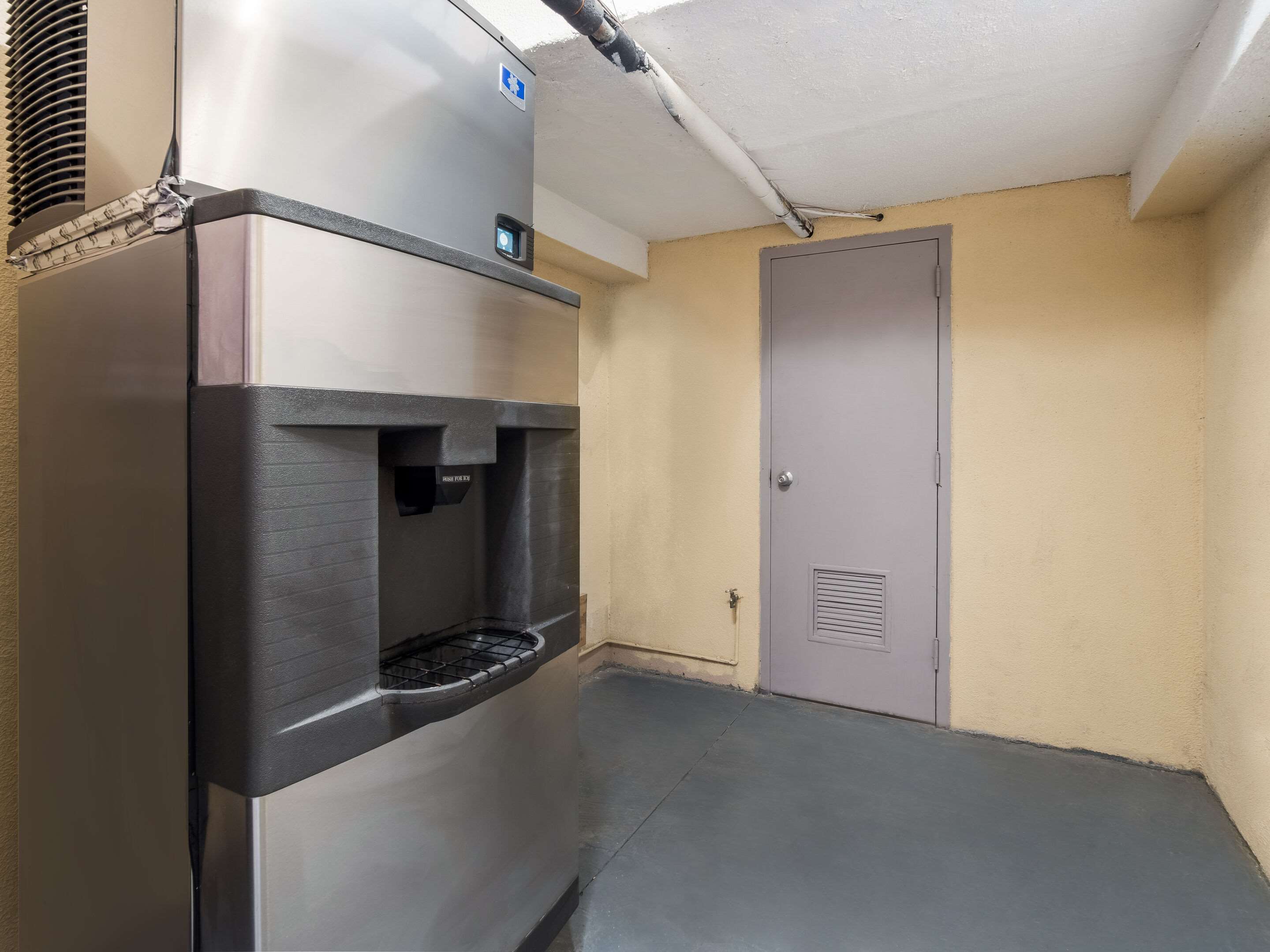Hotel vending area | Rodeway Inn Greenwood