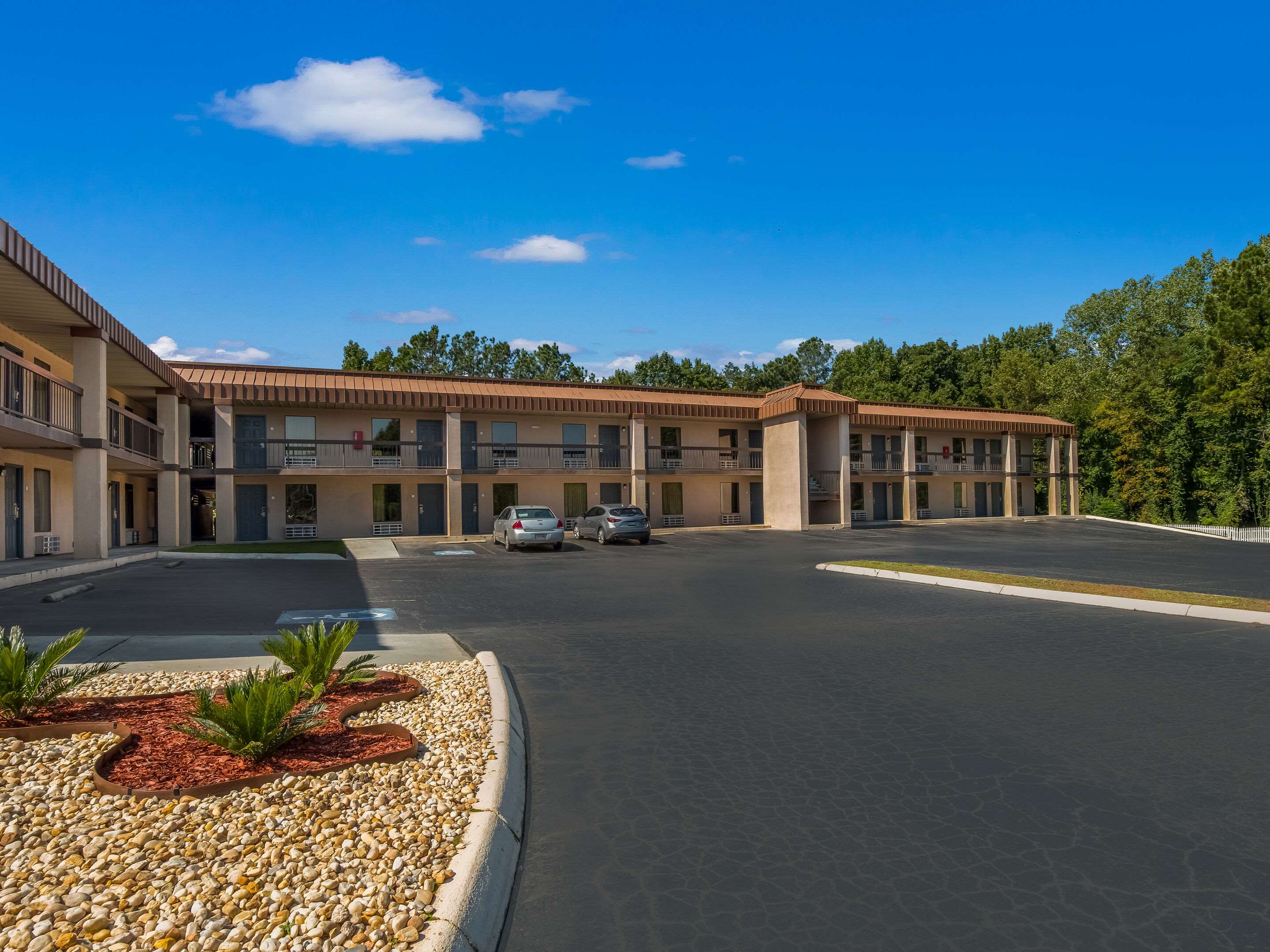 Hotel exterior | Rodeway Inn Greenwood