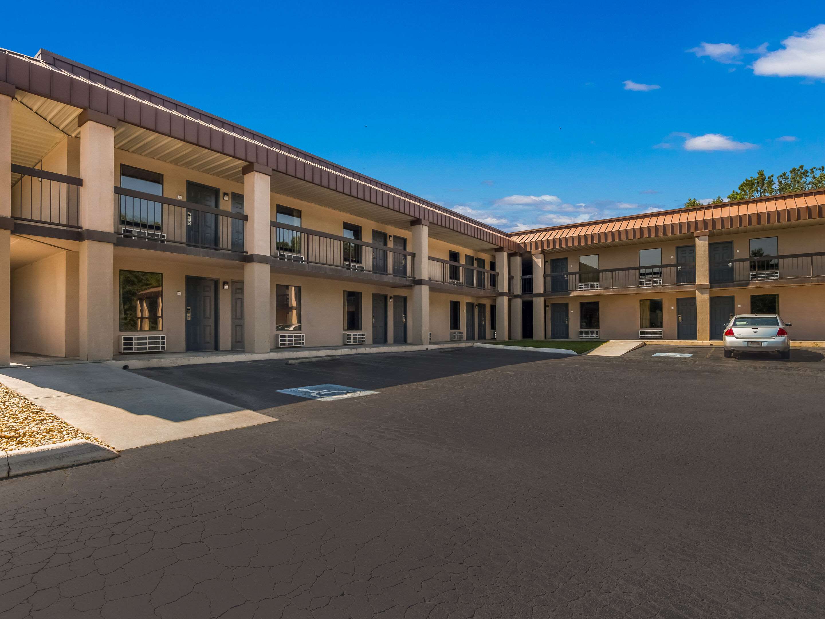 Hotel exterior | Rodeway Inn Greenwood