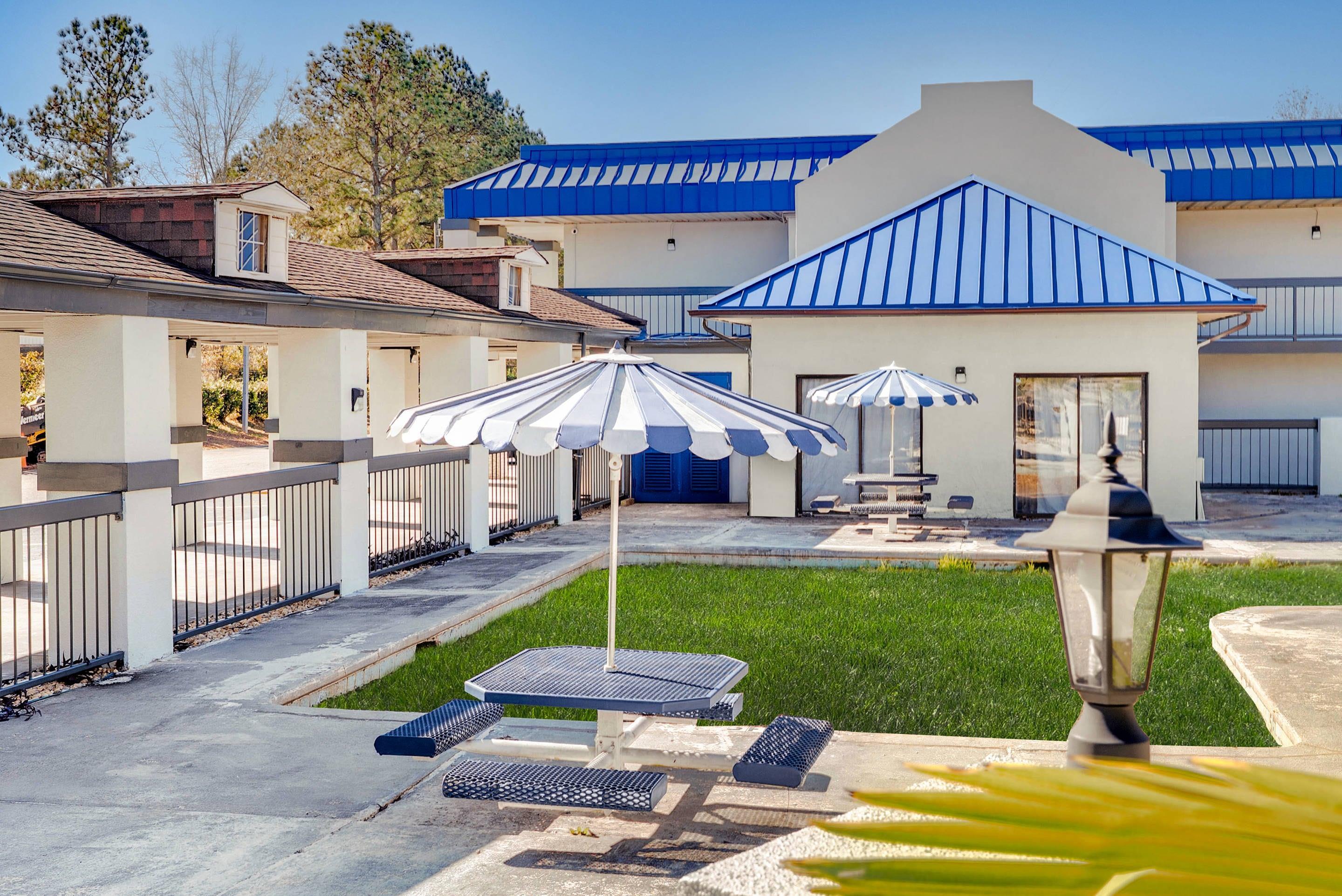 Hotel exterior | Rodeway Inn Greenwood