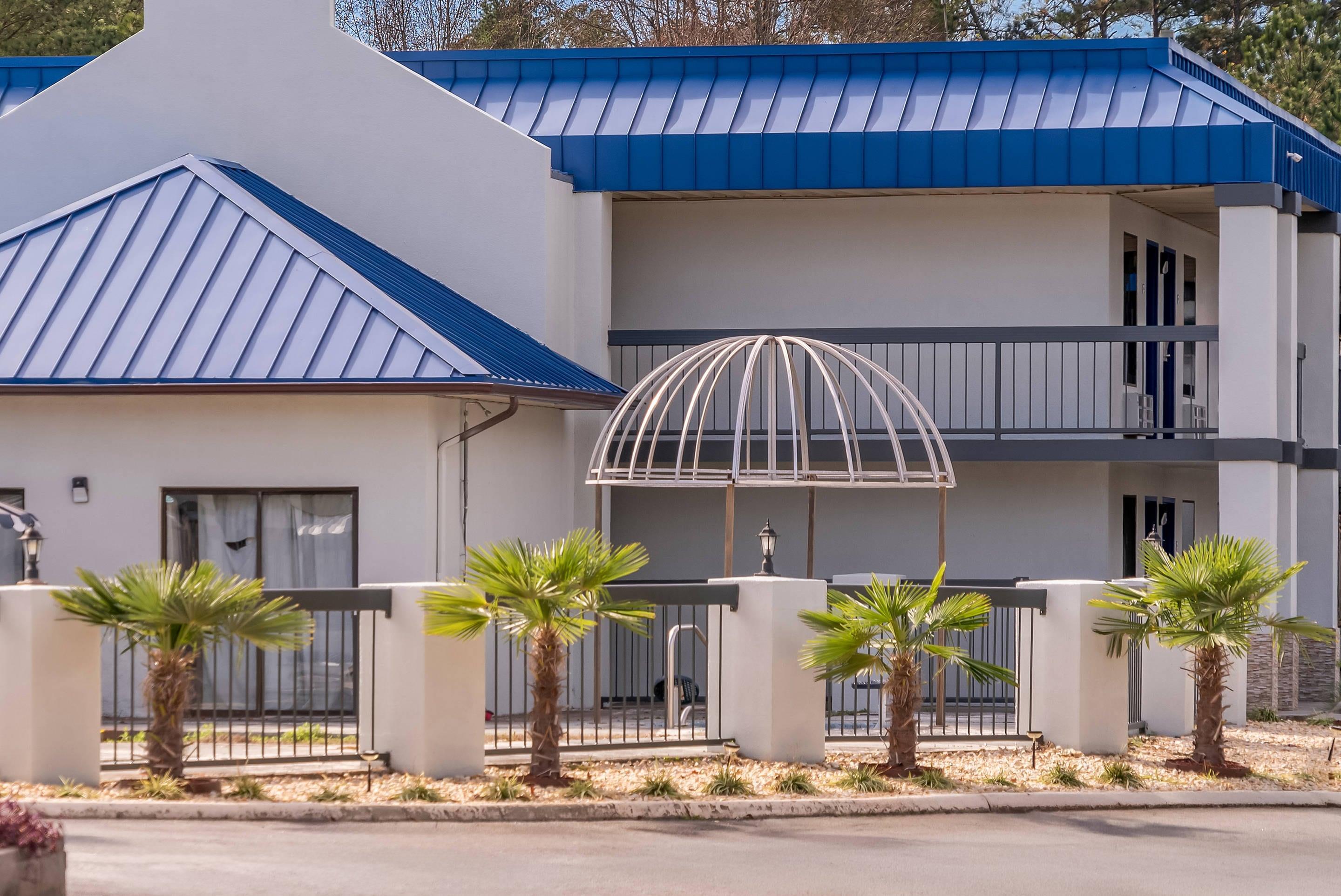 Hotel exterior | Rodeway Inn Greenwood