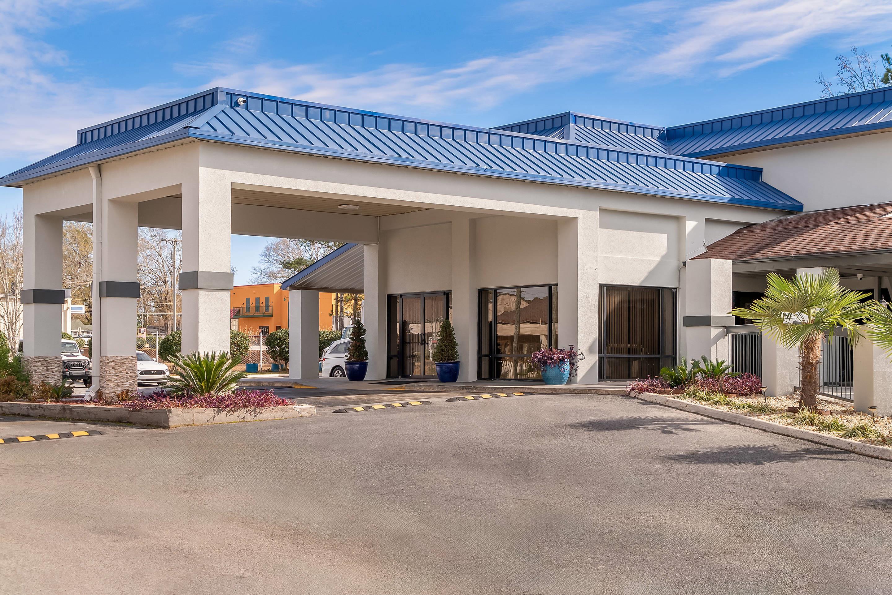 Hotel exterior | Rodeway Inn Greenwood