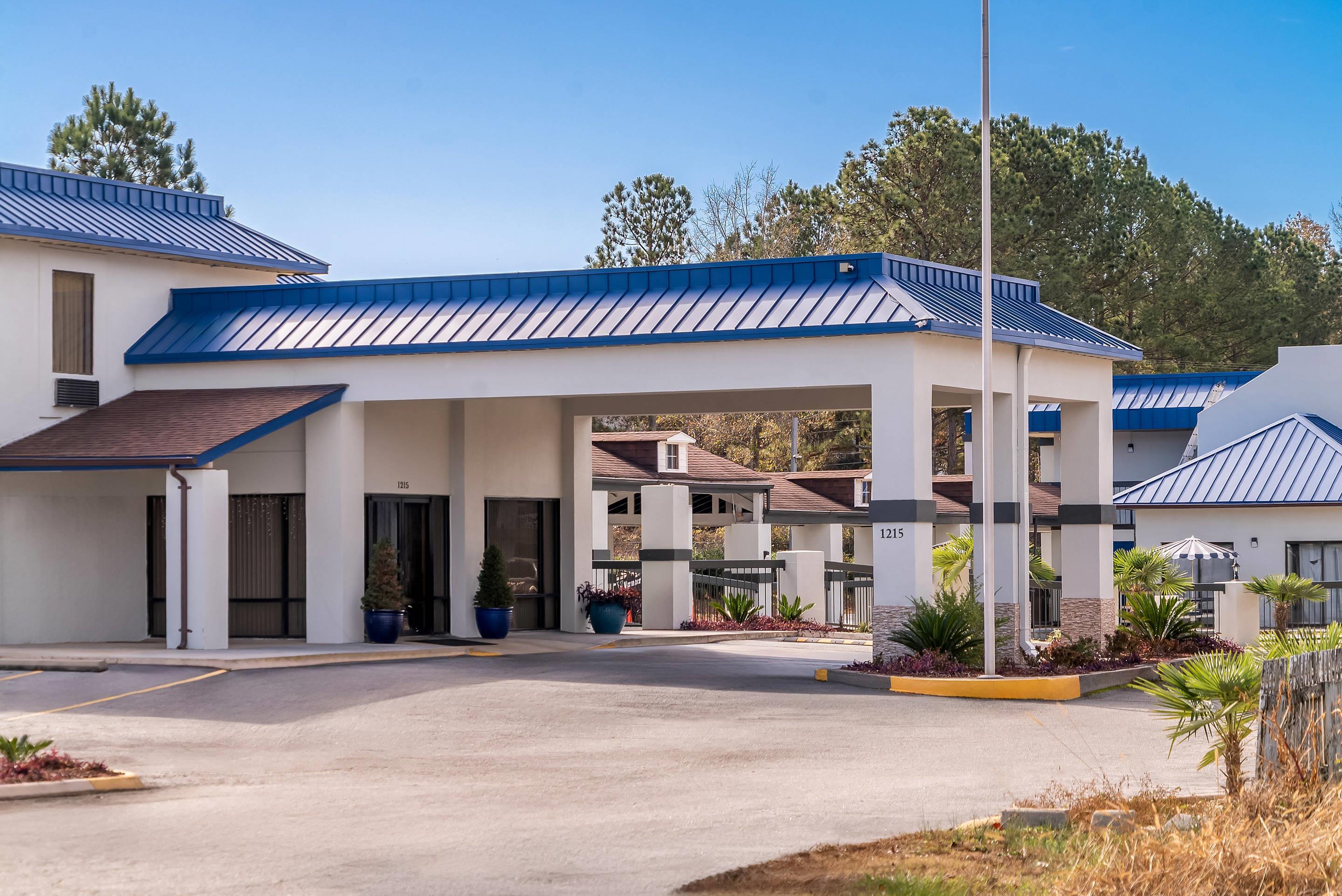 Hotel exterior | Rodeway Inn Greenwood