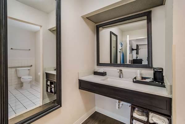  - Clarion Inn & Suites Florence - I-95, Exit 164