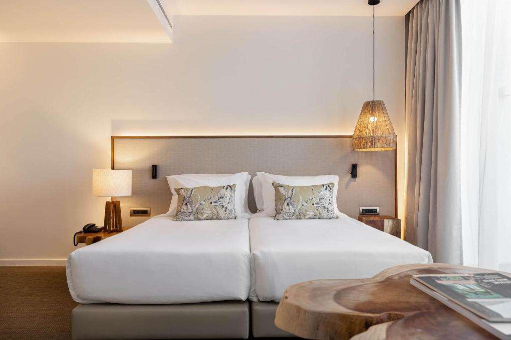 OCTANT EVORA-guestroom-Guest Room,On-Site.jpg