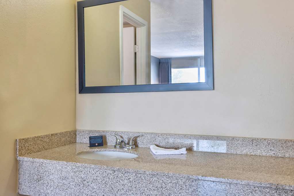 MOTEL 6 EFFINGHAM, IL-guestroom-Guest Room,Bathroom,On-Site.jpg