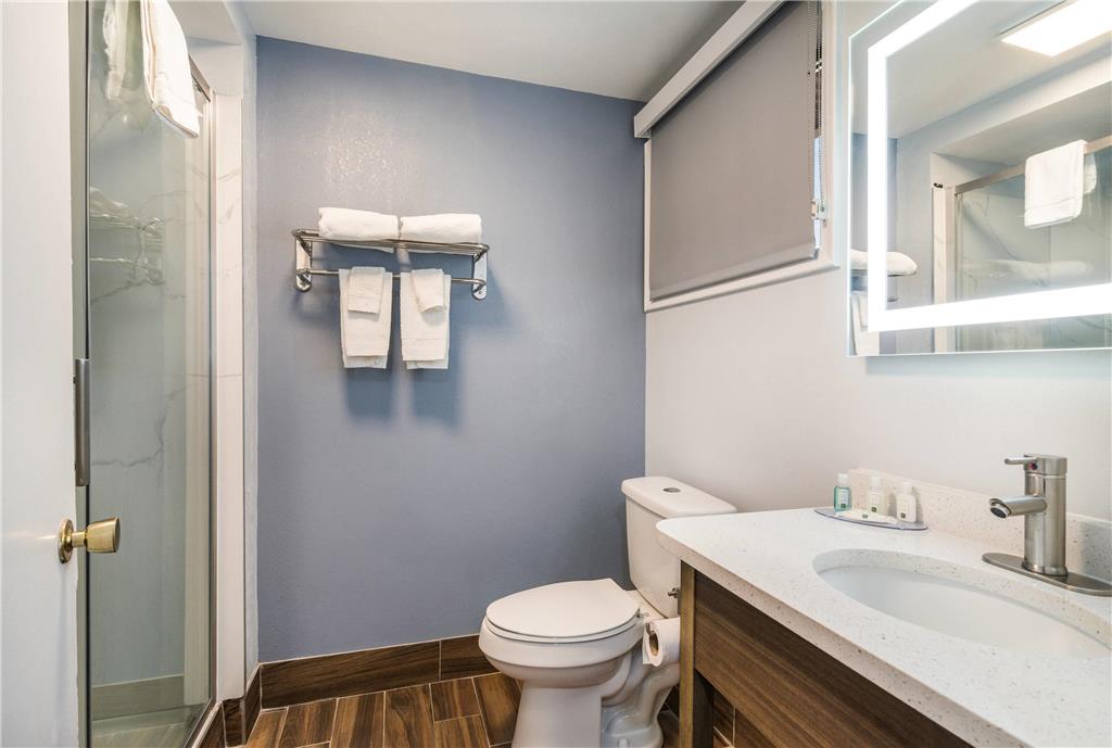 QUALITY INN - ON THE LAKE CLARKSVIL-guestroom-Guest Room,Bathroom,On-Site.jpg