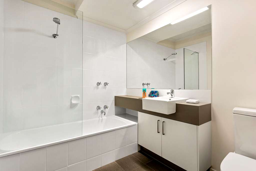 COMFORT APARTMENTS ROYAL GARDENS-guestroom-Guest Room,Bathroom,On-Site.jpg