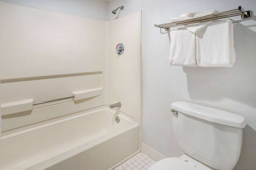 TRAVELODGE BY WYNDHAM APPLETON-guestroom-Guest Room,Bathroom,On-Site.jpg