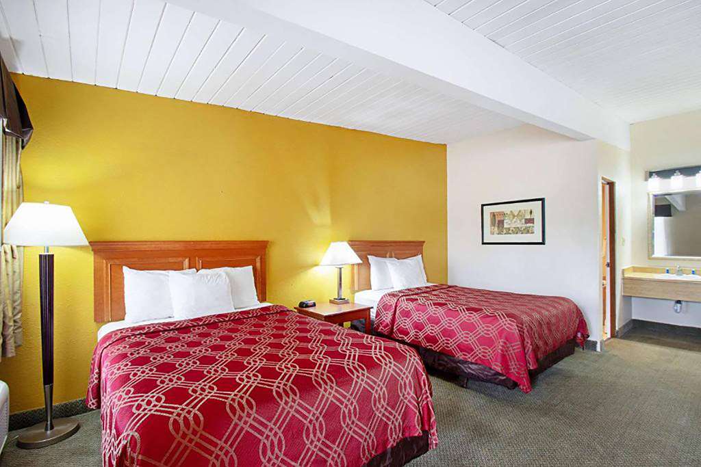 TRAVELODGE BY WYNDHAM APPLETON-guestroom-Guest Room,On-Site.jpg
