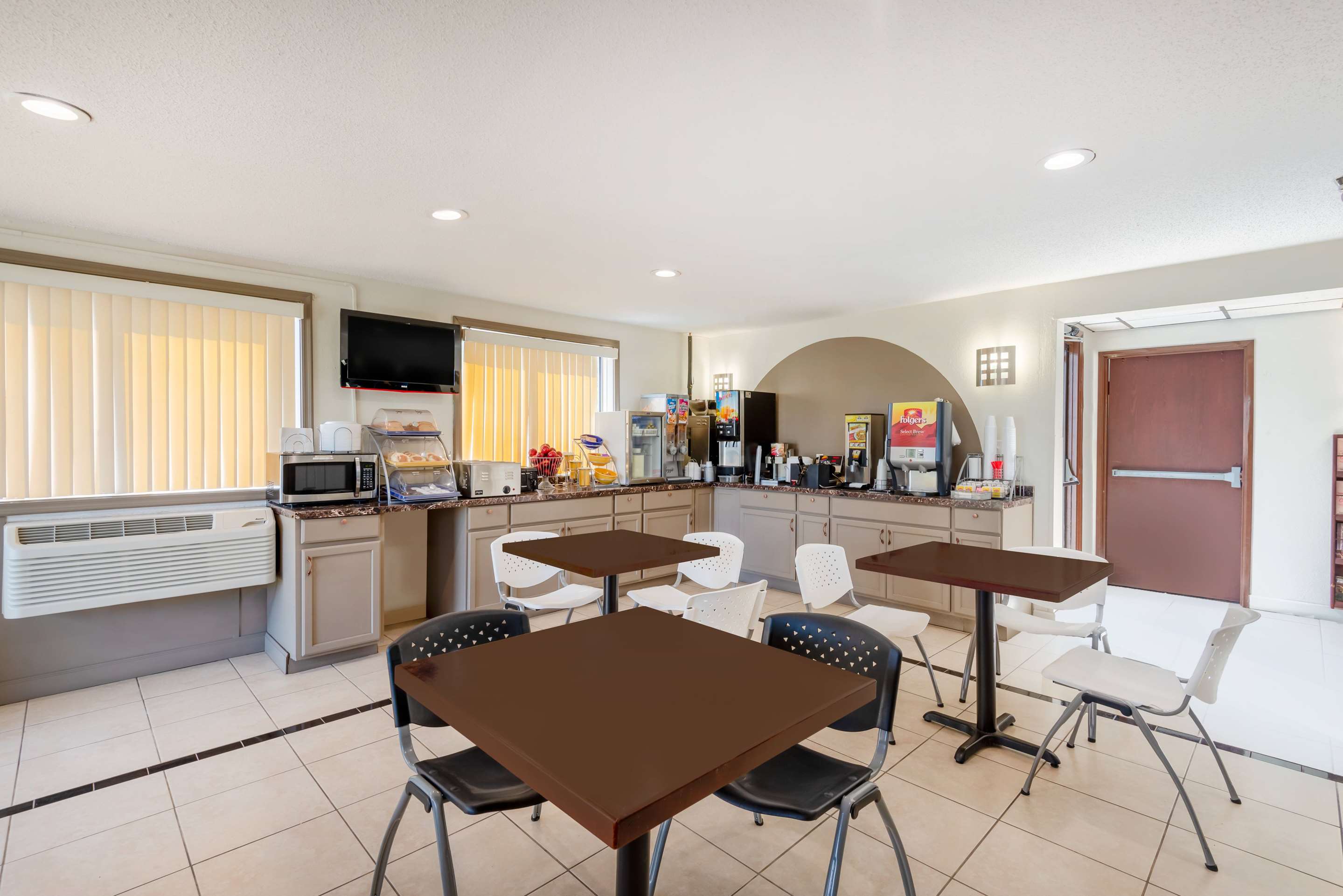 Breakfast Area | Days Inn by Wyndham Somerset PA I-70 I-76
