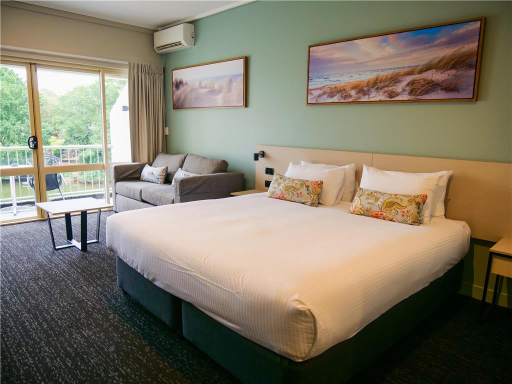 NIGHTCAP AT HINTERLAND HOTEL-guestroom-Guest Room,On-Site.jpg