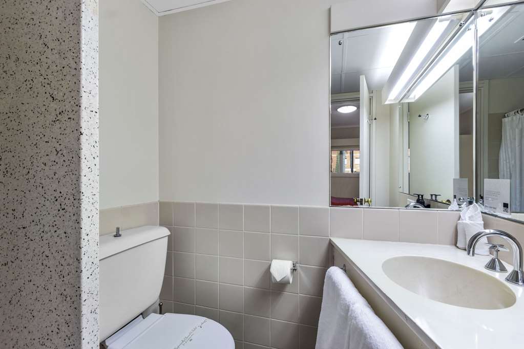 ECONO LODGE NORTH ADELAIDE-guestroom-Guest Room,Bathroom,On-Site.jpg