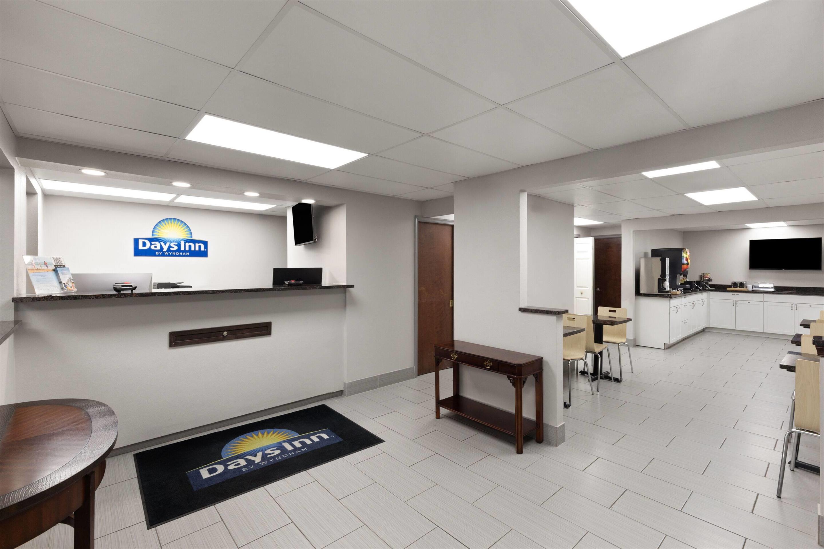 Lobby | Days Inn by Wyndham Harrisonburg