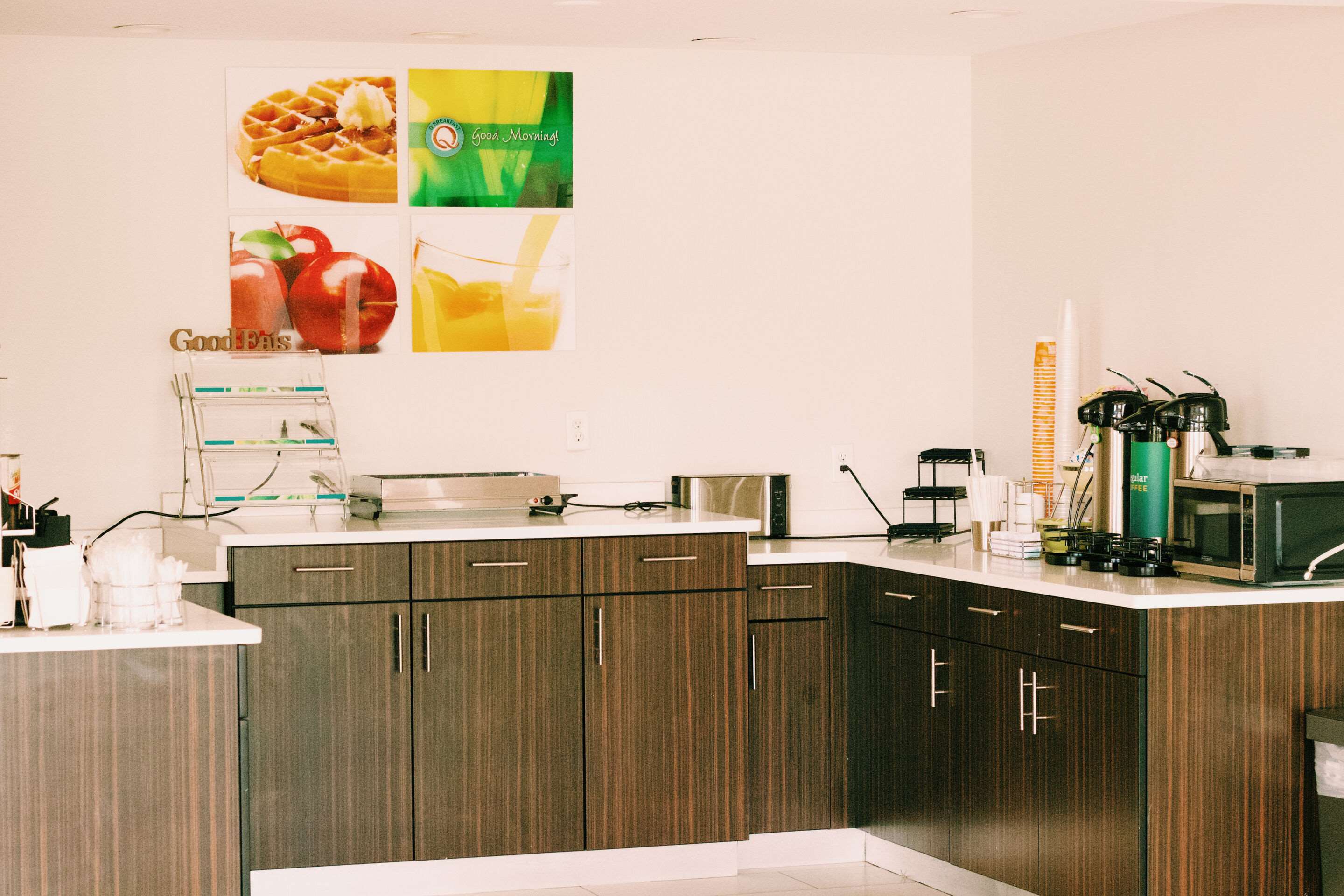 Breakfast area | Quality Inn near Chattanooga South