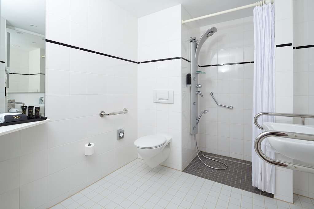 TRANS WORLD HOTEL KRANICHHOHE-guestroom-Guest Room,Bathroom,On-Site.jpg