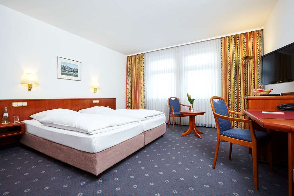 TRANS WORLD HOTEL COLUMBUS SELIGENS-guestroom-Guest Room,On-Site.jpg