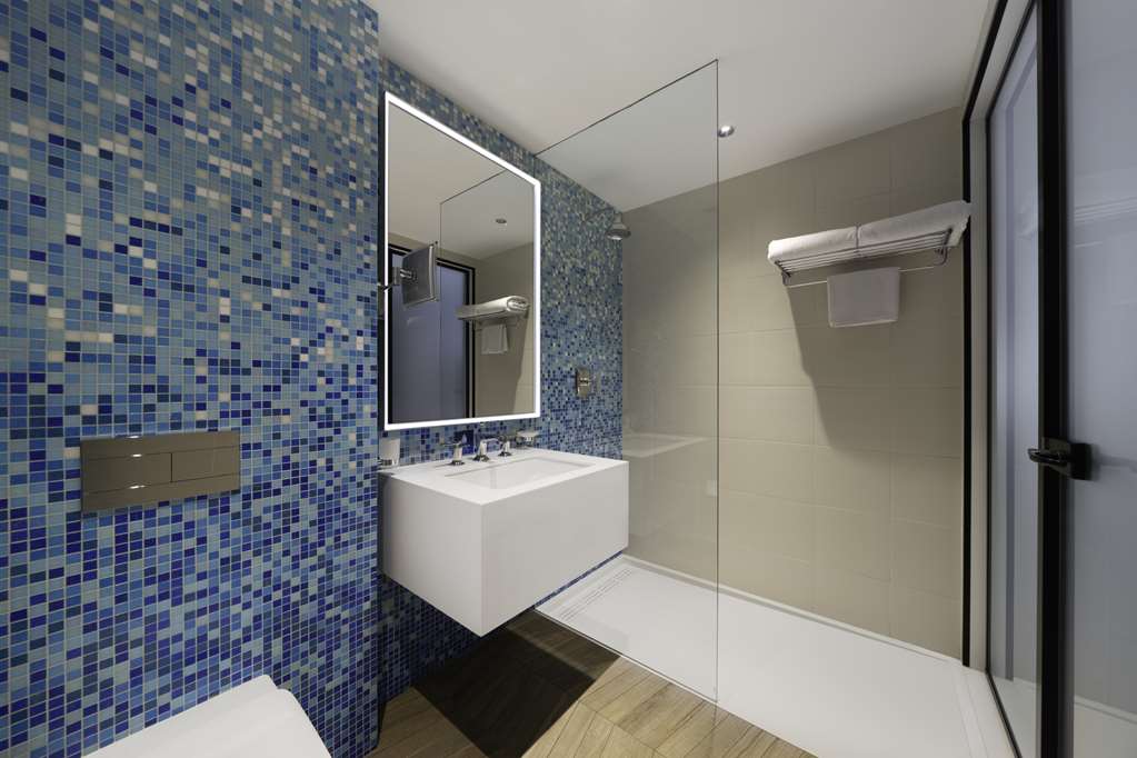 RADISSON BLU HOTEL RIYADH AL SAHAFA-guestroom-Guest Room,Bathroom,On-Site.jpg