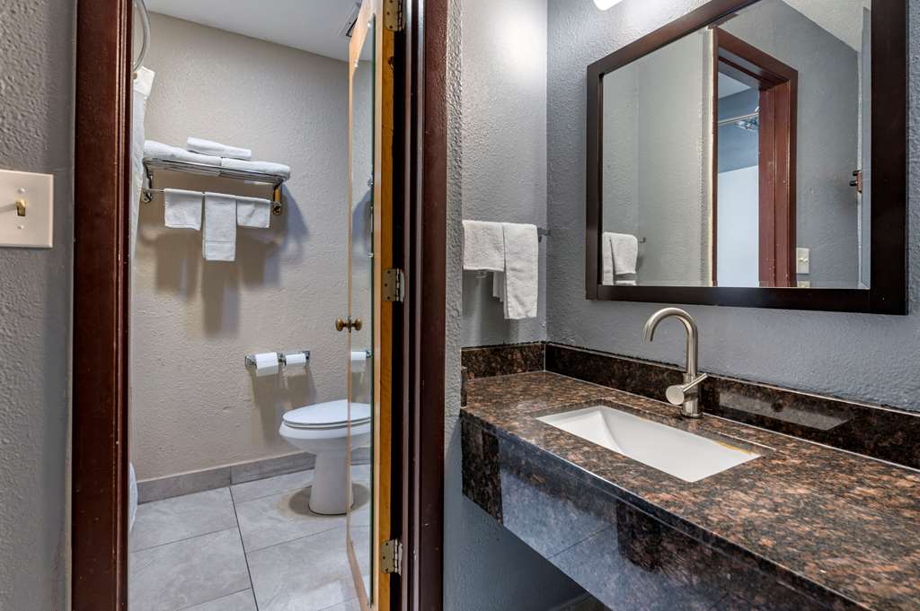 SUBURBAN STUDIOS LAFAYETTE-guestroom-Guest Room,Bathroom,On-Site.jpg