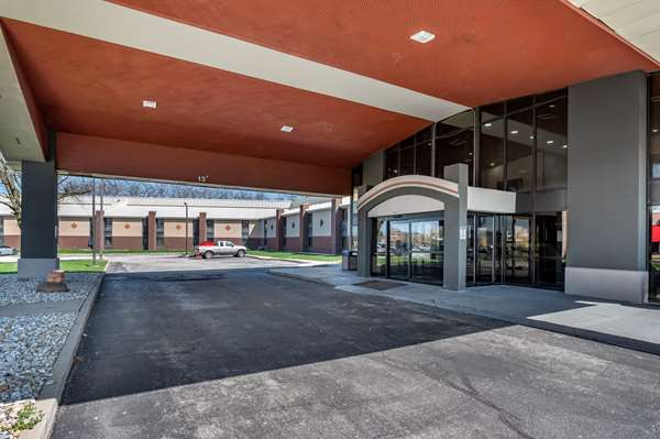 Exterior view - Suburban Studios Lafayette