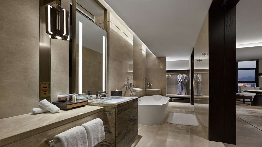 Hilton Lanzhou City Center Room Type - KING EXECUTIVE ROOM