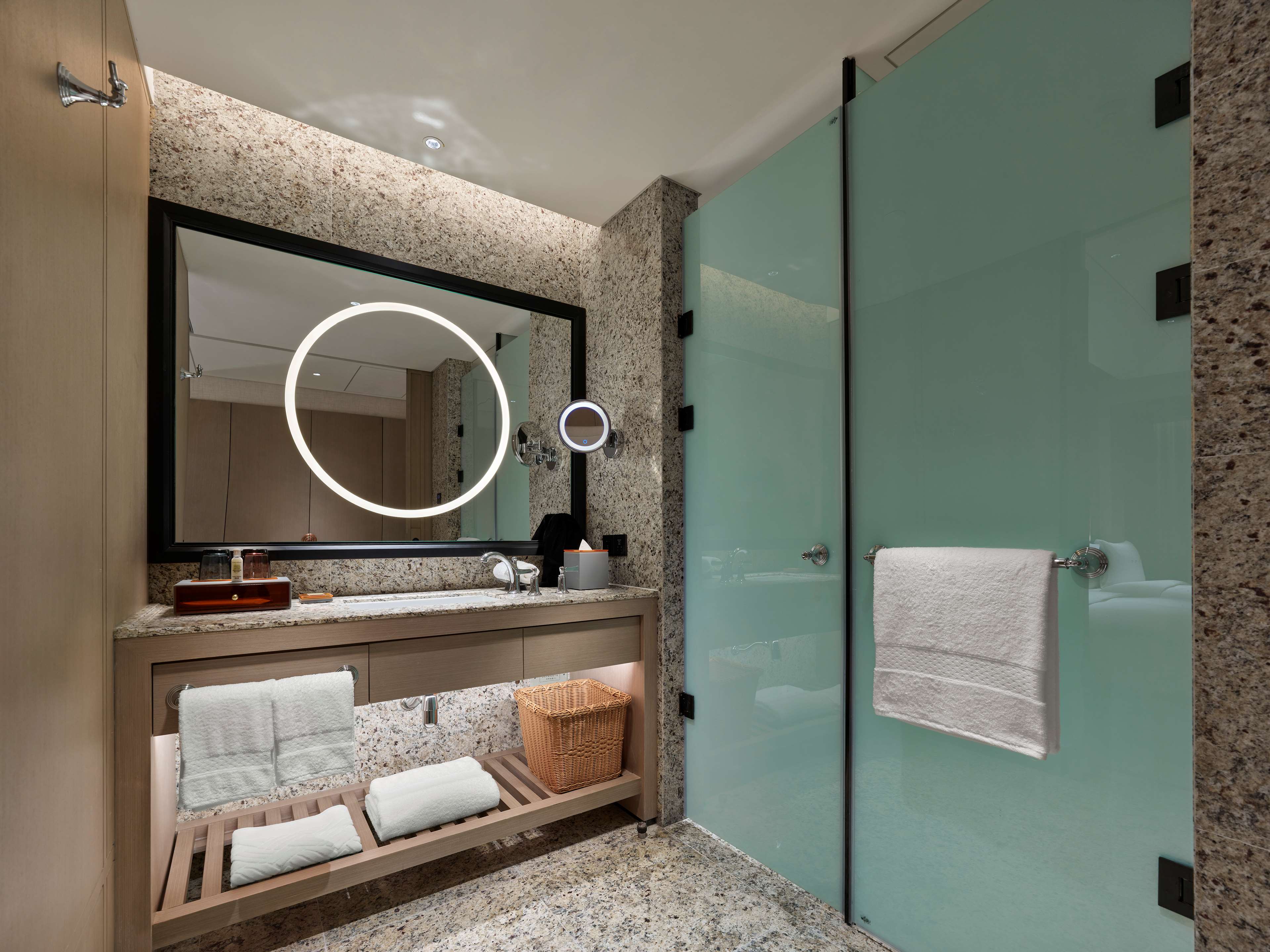 Hilton Shigatse Room Type - KING GUEST ROOM