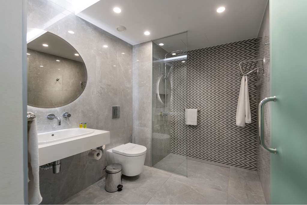 PERNERA BEACH HOTEL-guestroom-Guest Room,Bathroom,On-Site.jpg